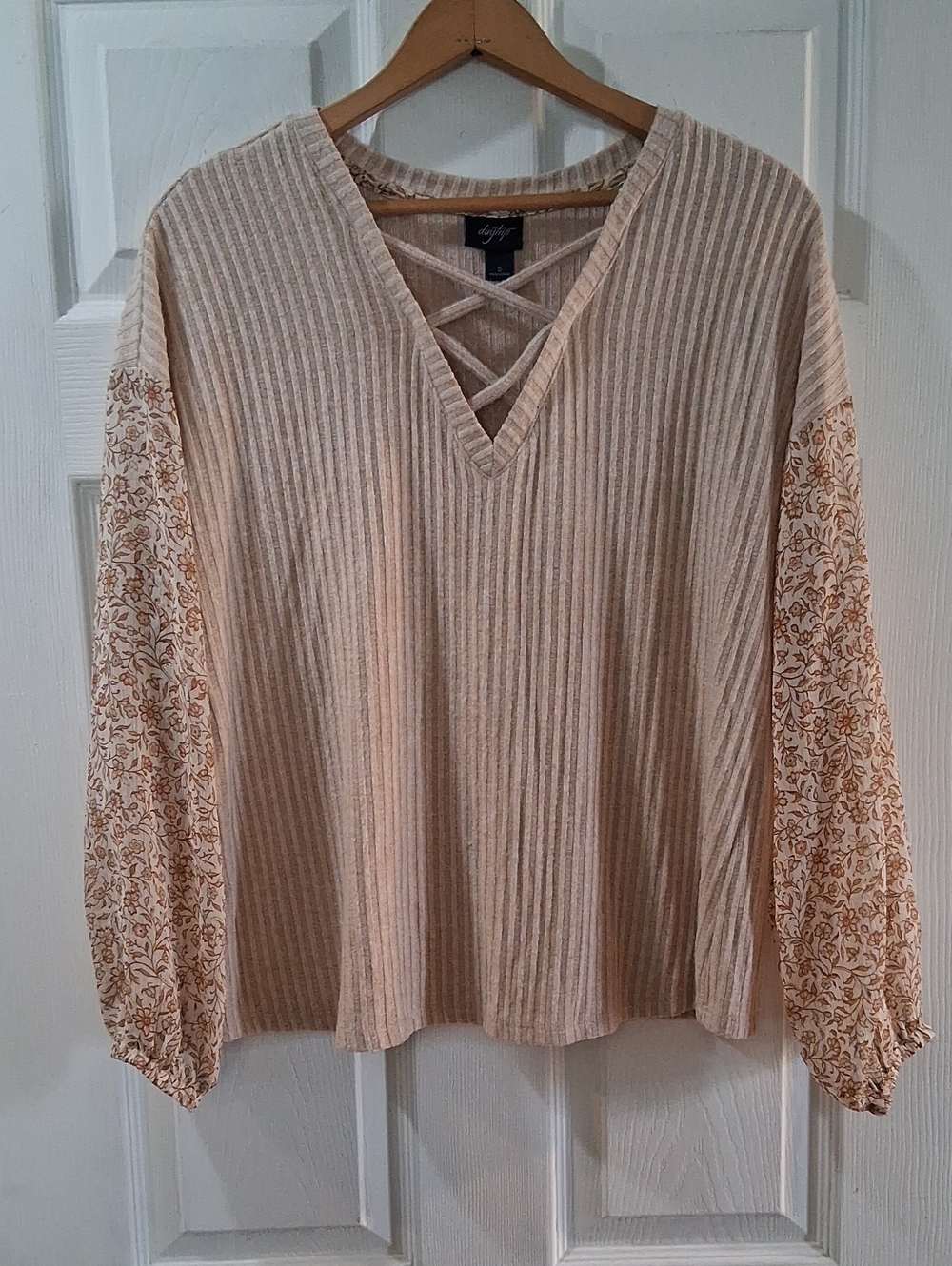 Daytrip Beige Ribbed V-Neck Top with Floral Balloon Sleeves